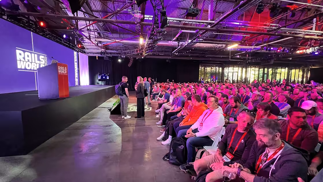 Yaro made RailsWorld live. DHH Keynote - YouTube